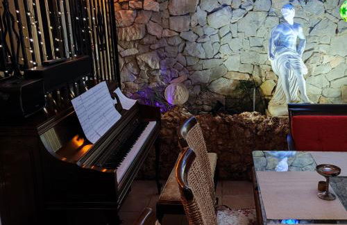 Refugio madera estilo árabe con estatuas, estanques y un pequeño zoo - Foto 49