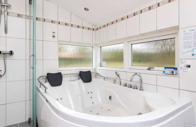 8 Person Holiday Home in Albaek - Foto 2