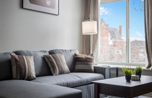 Cozy 2BR Getaway, King Bed, Free Parking - Foto 1