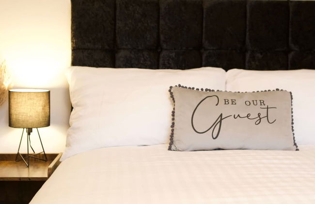 The Sailing Club - 6 Bedroom Hot Tub Town Centre - Photo 8