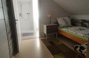 GästeZimmer im Altbau Dachgeschoss mit kleinem Bad WLAN, TV und Parkplatz - Foto 17