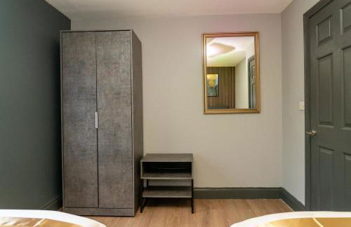 Free Parking New Modern Gem in Harrow - Photo 17