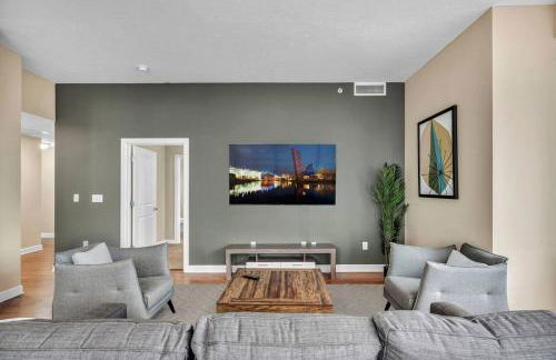 Luxury High-Rise w/ City View | Paid Parking | Gym - Photo 18