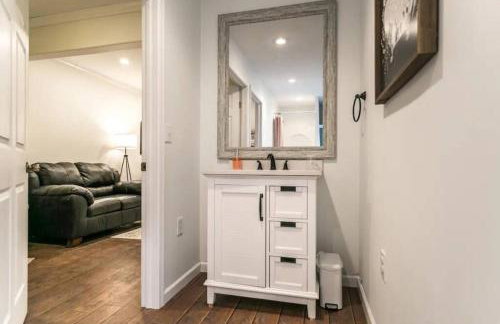 Luxurious 5 BR Home in the Heart of Sylvan Beach - Foto 52