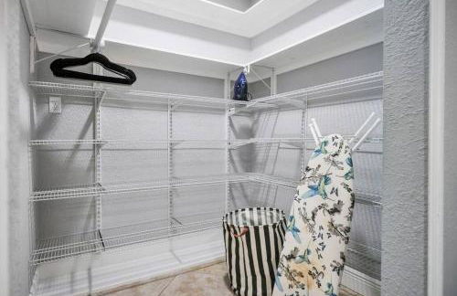 Escape GameRoom, BAR, BBQ, Spacious,KING Bed, All Luxury mattresses, Near Beach, 6 blocks away from Bars, Nite Clubs, Res, Shops - Photo 31