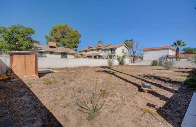 Luxurious 4BR House with Large Pool Near Strip - Foto 35