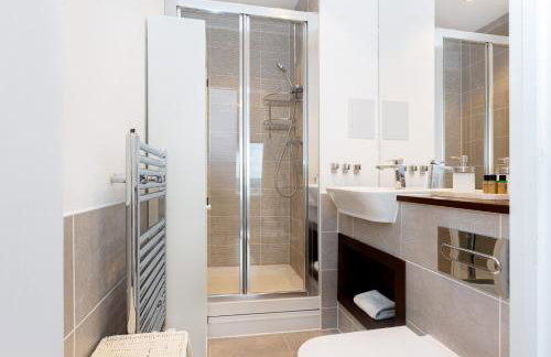 Modern New 2BR wViews & Balcony in Wandsworth - Foto 14