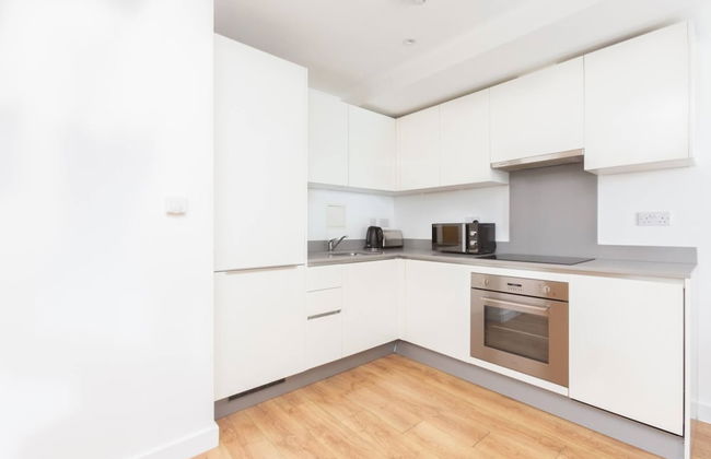 Skyvillion - Tower Point Enfield 1bed With Balcony - Photo 10