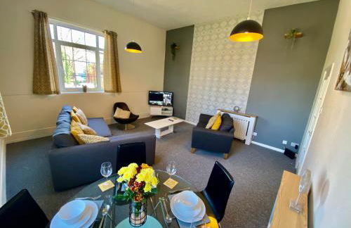 4 Single beds or 2 Doubles - FREE PARKING SPACES - SMART TV's - City Centre Spacious flat - Photo 3