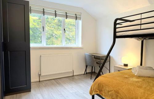 Serene 3-Bedroom Family Rochdale Home with Garden - Foto 11