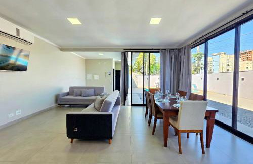 Casa novíssima com piscina ao lado do Centro - Foto 2