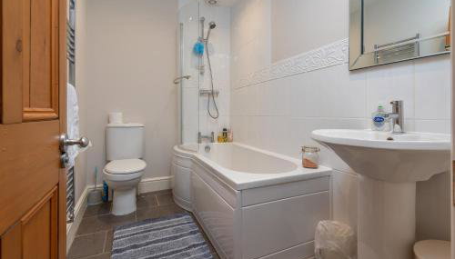 Sleeps 5 - 3 Bedrooms - walk to the square hosted Happy Valley cast - Foto 5