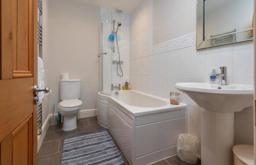 Sleeps 5 - 3 Bedrooms - walk to the square hosted Happy Valley cast - Foto 5