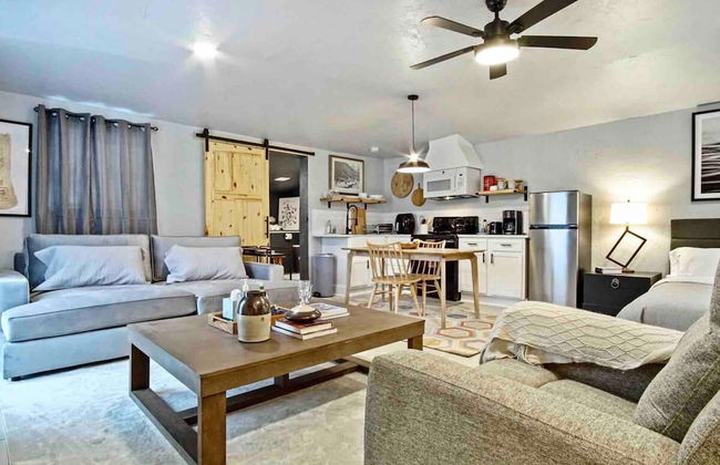 3-story 6-bedroom 4 Bathrooms 3min-asian Dist - Photo 1