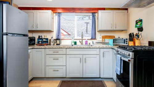 The Carriage House Chic Treetop Loft and Hot Tub - Foto 3, stove, pet friendly, toaster, minibar