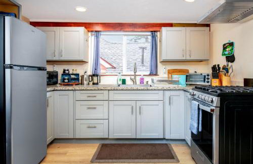 The Carriage House Chic Treetop Loft and Hot Tub - Foto 3