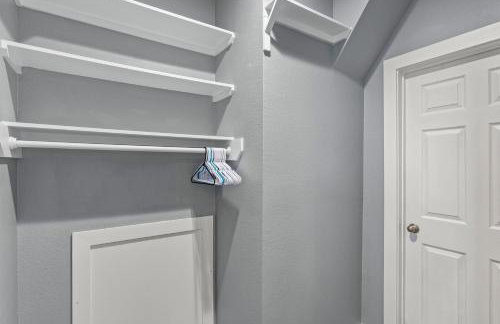 Relax And Sea NEW Luxury Canal-View Escape Gated Community Firepit and Decks - Foto 34