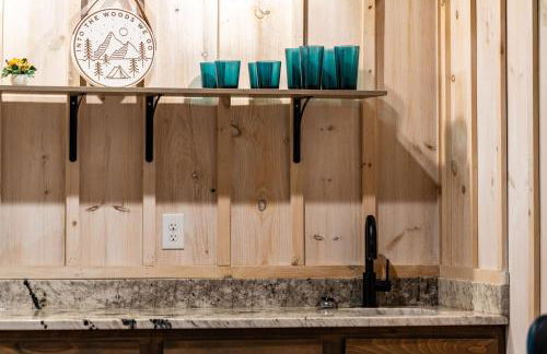 Honeysuckle Chalet - Luxe Mountain Chalet - Hot Tub, Wi-Fi, Pool Table, Party Deck, Fire Pit - 15 mins to Blue Ridge! - Foto 55