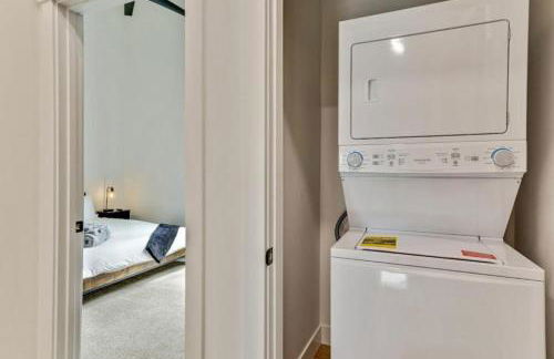 3 Min to DT - 2 Car Garage - Lux Townhome - King Bed - Foto 4