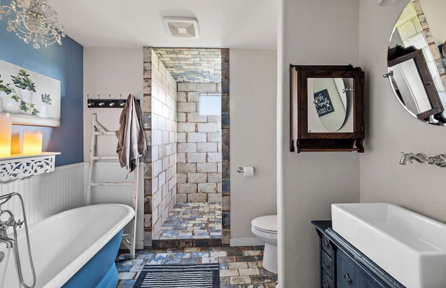 Kingsby Cottage - 1BR & Mountain Views - Photo 14