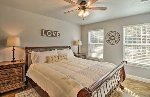 Hot Tub and Fire Pit! Cozy Granbury Escape Near Lake - Foto 24