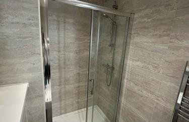 Two Bedroom City View Apartment Liverpool by StaySavvy Accommodation - Photo 27