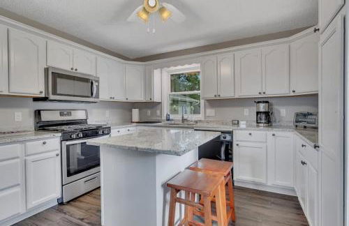 Lake Front Home with Pool and Stunning Views - Foto 5