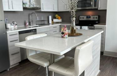 Elegant City Escape ,Steps to Hotspots - Foto 11