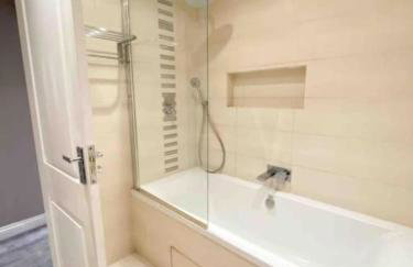 5 bedroom 3 bathroom house - Lyne Chertsey - Foto 30