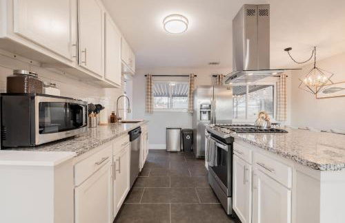 Light-filled retreat w hot tub & firepit - Foto 10