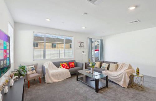 Entire Private Home with 4 Bedrooms 2 Bathrooms, Mountain Edge, New House, Ranch, Gated Yard, Available Now - Foto 19