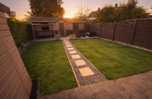 Spacious 5BR Home with Garden, Games & Parking Near Heathrow Windsor - Photo 40