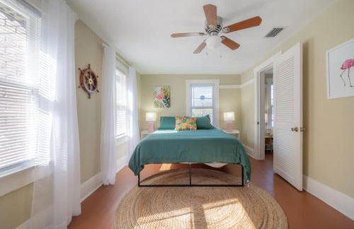 Serene Beachy Bungalow with Large Screened Porch! - Foto 13