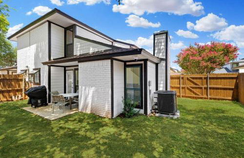 Arlington Entertainment District Home Green & White Door - Foto 67