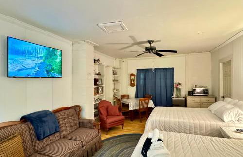 Berkshire Retreat Grand Home with Hot Tub and Large Yard, 5 mins from Jiminy Peak - Foto 12