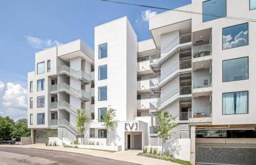 Penthouse Condo on River with Garage and Patio, Walk Downtown - Foto 37