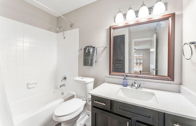 Soco 2BR Comfy Suite w Pool King bed Fast Wifi - Photo 8