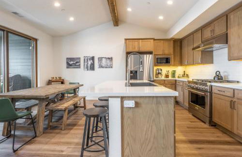 Newly Built Updated 3 Bed 2 and a half bath Creekhouse at Snowcrk Resort 1463 Amazing Mountain Views - Photo 23