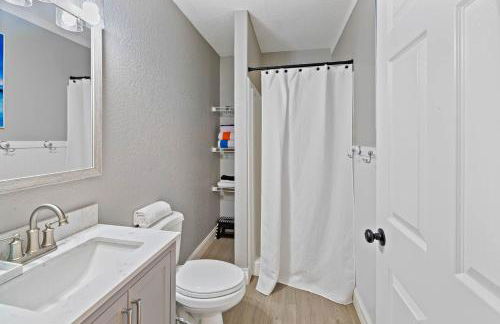 5 Bed3bath waterfront pool home with full gym, office, and heated pool! - Foto 20