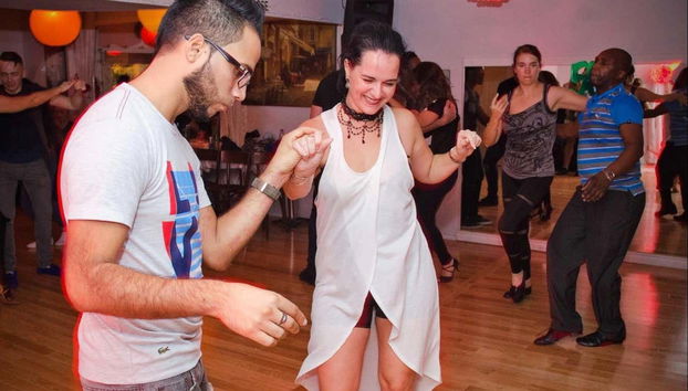 Disfrutando de la clase de bachata