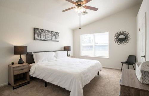 GRAUHAUS Tasteful 3BD with KING bed in Pekin - Foto 6