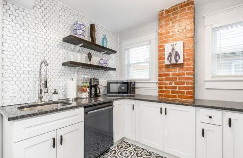 Spacious 5BR/5.5BA Near Plaza & Museum - Photo 34