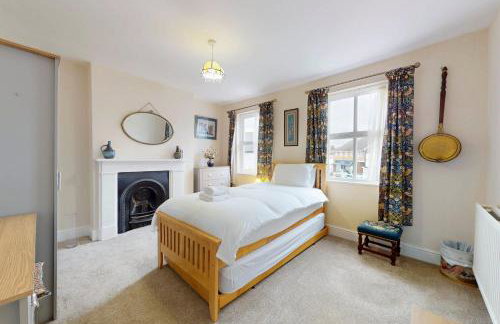 Chic 2BR with Private Backyard Near Loughton Tube - Foto 4