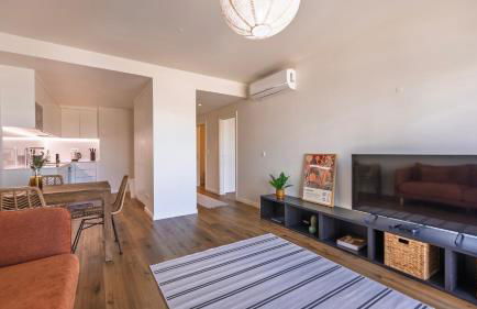 Soft Modern Flat With Pool & Gym by LovelyStay - Photo 15