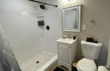 New Midtown Modern Studio With Backyard (Unit B) - Foto 23