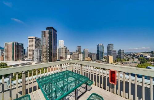 Vibrant Downtown, King Bed, Work Desk & Kitchen - Foto 27