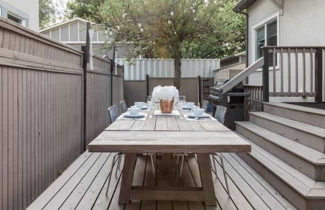 Gorgeous Bungalow With a Backyard Deck - Photo 57