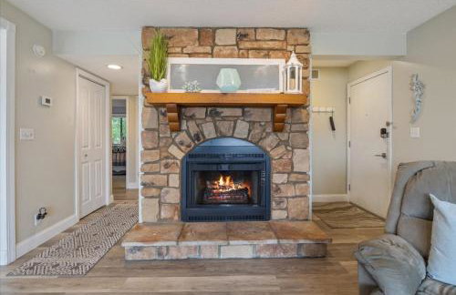 Lakefront Osage Beach Condo + Workspace w/ Pool Views - Foto 1