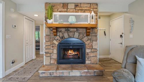 Lakefront Osage Beach Condo + Workspace w/ Pool Views - Foto 1