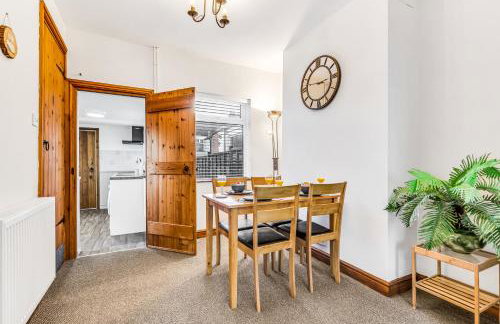 Comfortable 3 Bedroom Gem with 2 Bathrooms Perfect for Groups - Photo 13